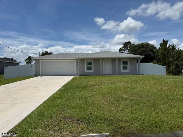 557 Oakshire Ln, Lehigh Acres, FL 33972