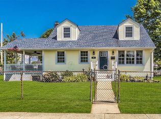 26 Plover Ln, Hicksville, NY 11801