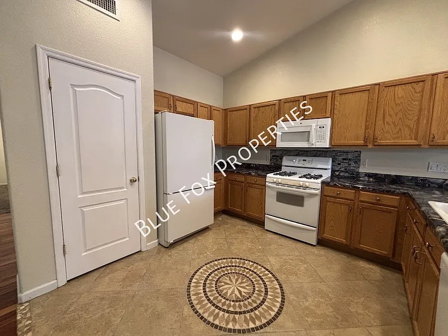 East Side 4 Bed + LARGE Backyard! — Photo 2