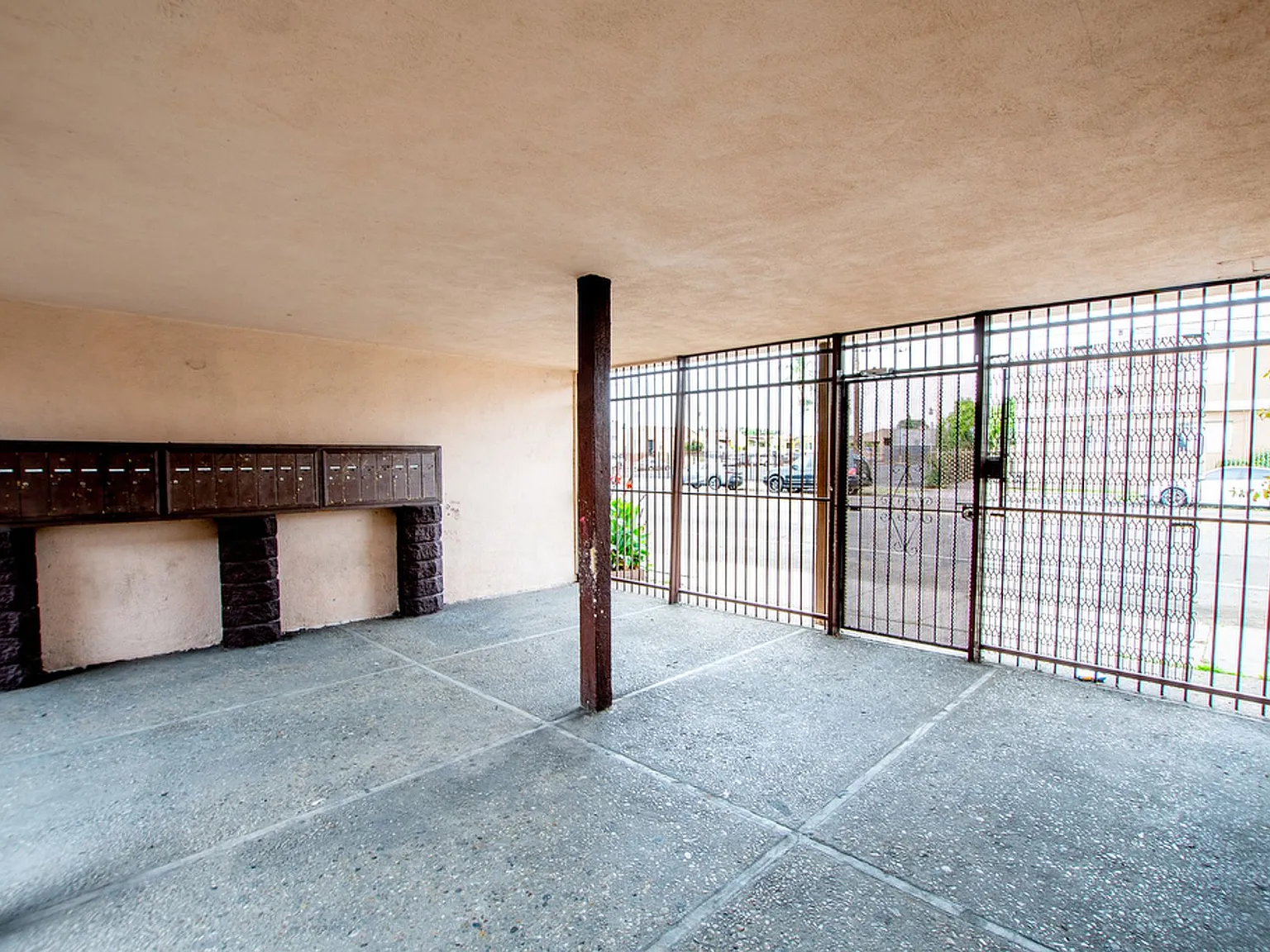 Figueroa Street Apartments — Photo 3