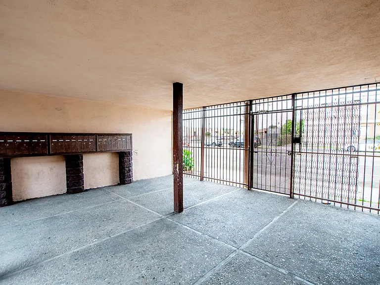 Figueroa Street Apartments — Photo 3