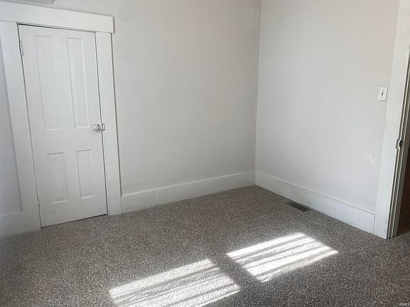 5th image of 240 Watson St