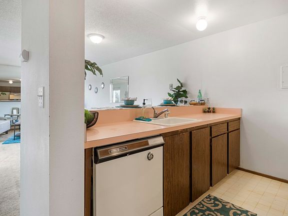5th image of 17431 Ambaum Blvd S Unit B17