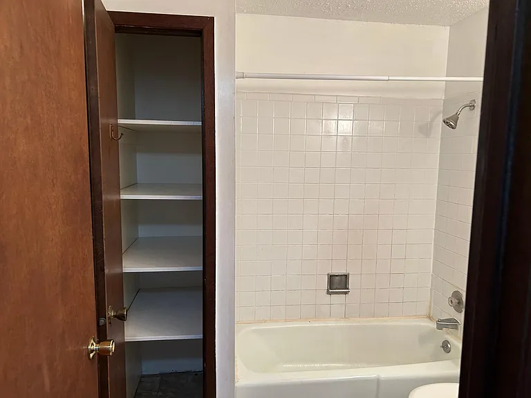 1216 W Jefferson St #5 — Photo 5