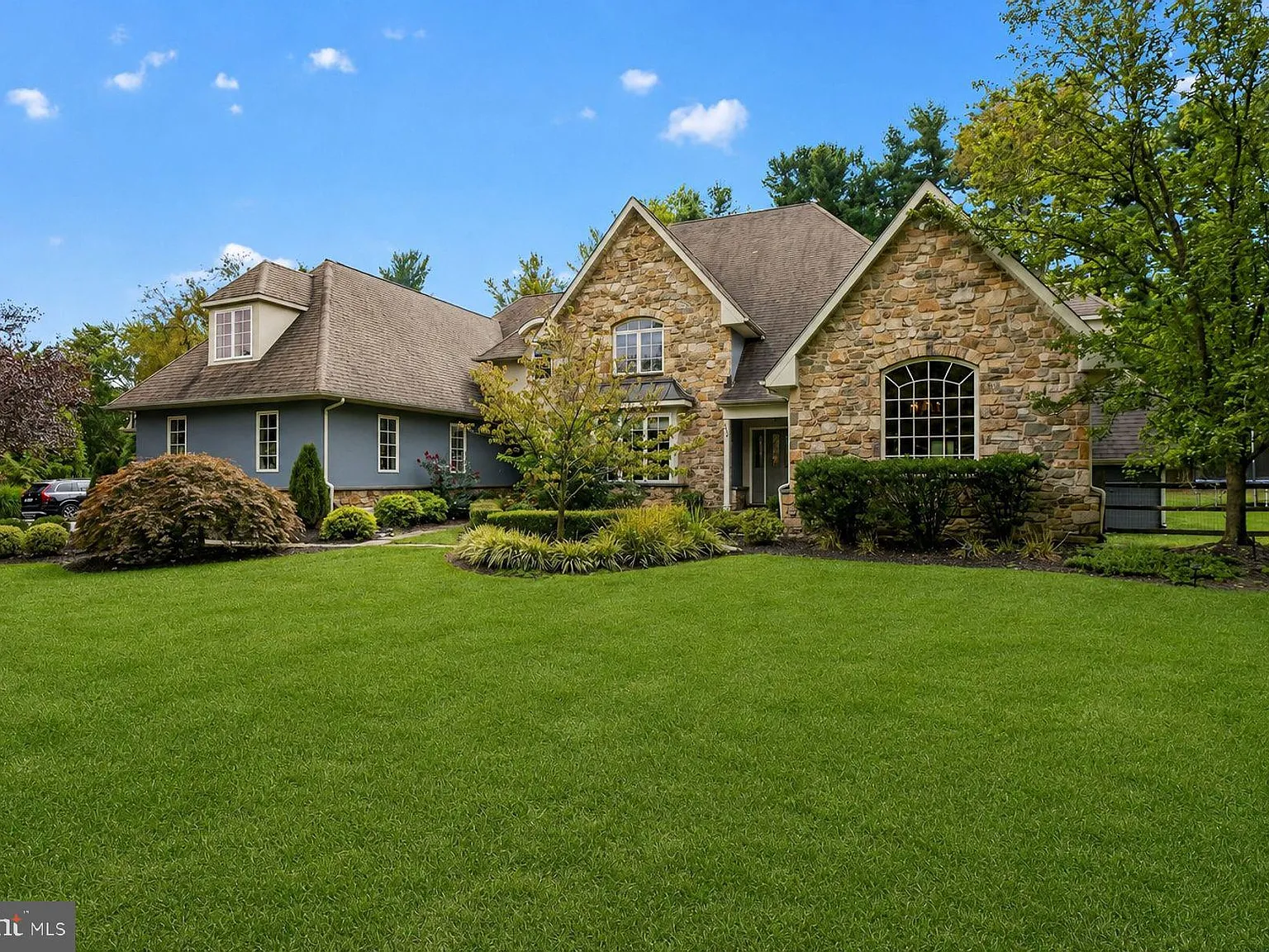 5 bed, 5.0 bath, 5781 sqft, $7,000 — Photo 3