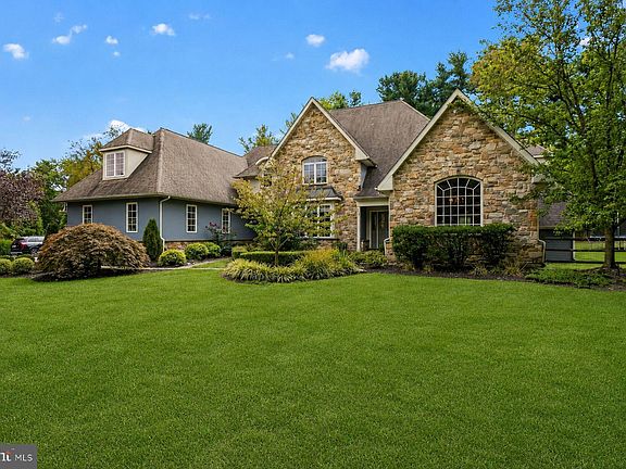 3rd image of 1424 Evans Rd