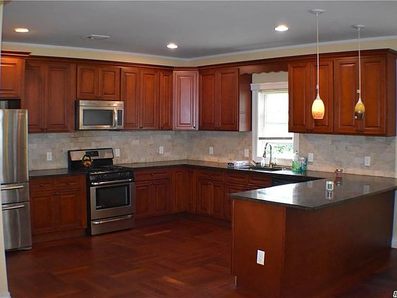 5th image of 131 Kensington Ct