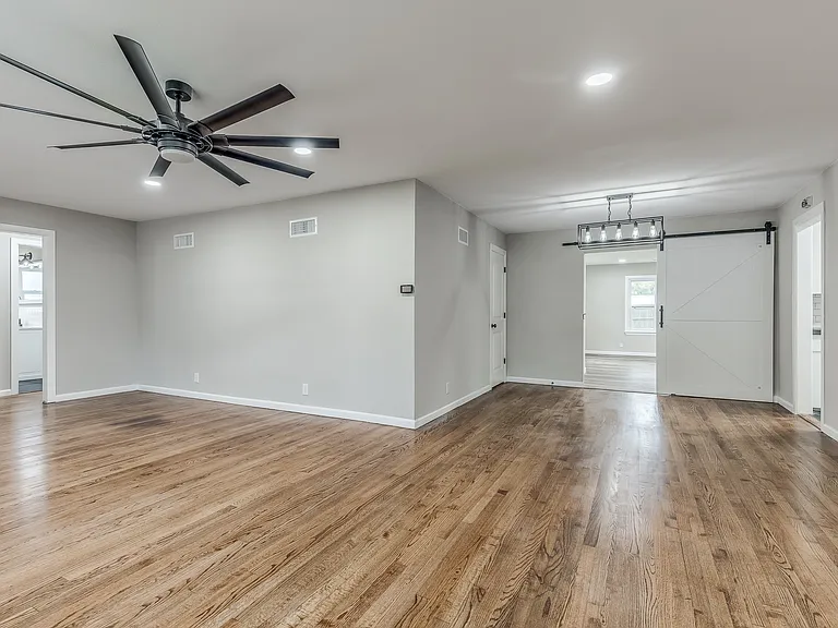 349 SE Rockwood Ave — Photo 10