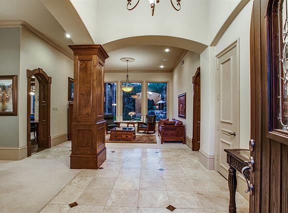 3rd image of 824 Jennifer Ct