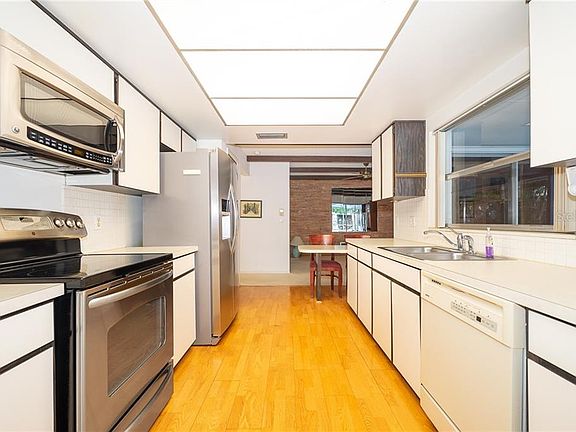 3rd image of 204 Carriage Hill Dr