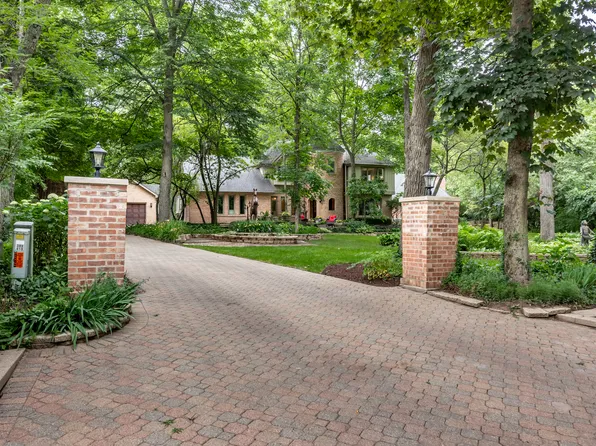 38W386 Burr Oak Ln, St Charles, IL 60175