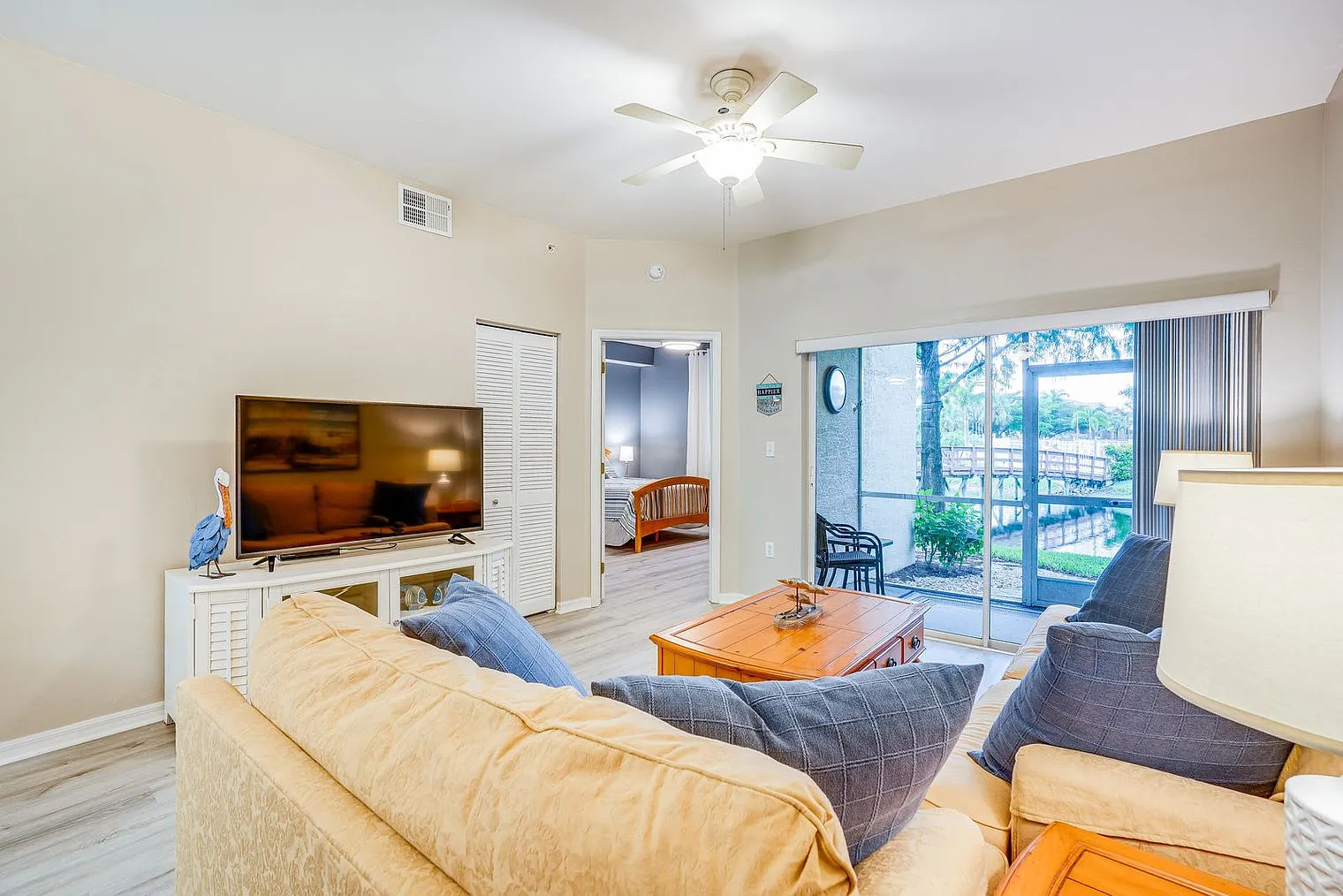 3 bed, 2.0 bath, 1033 sqft, $2,322 — Photo 3
