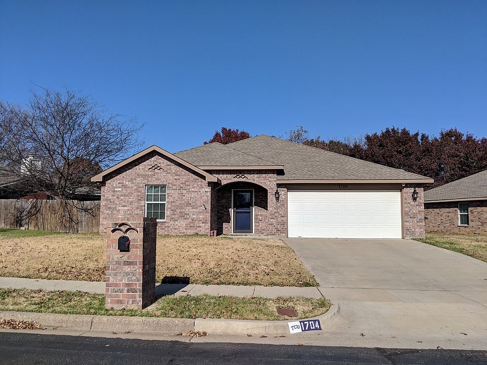 1st image of 1704 Gainsborough Way