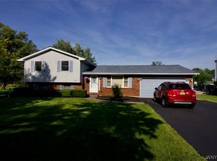 5915 Marion Dr, Lockport, NY 14094