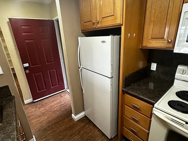 675 Newbury Ln #142 — Photo 2