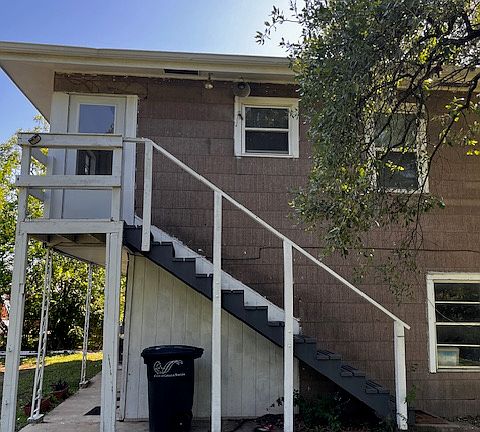 4th image of 909A Foster Ave E
