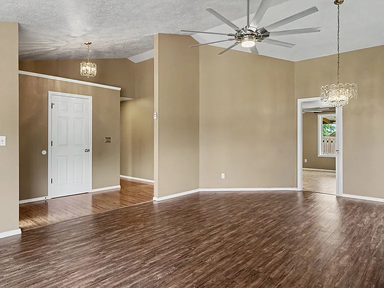 1075 Mildred Ln SE — Photo 8