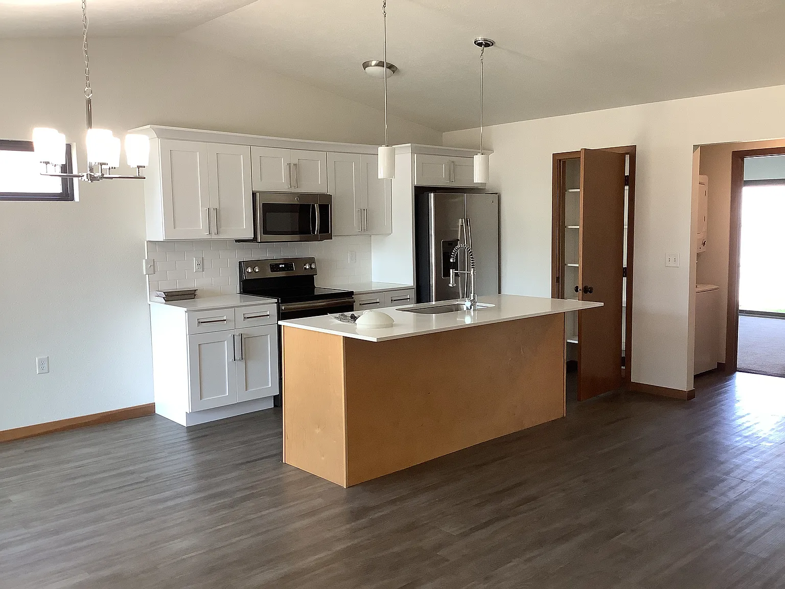 2 bed, 1000 sqft, $1,640 — Photo 3