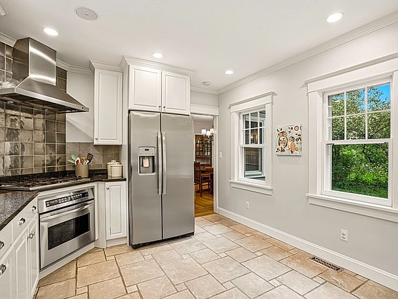 4th image of 26 Leach Ln