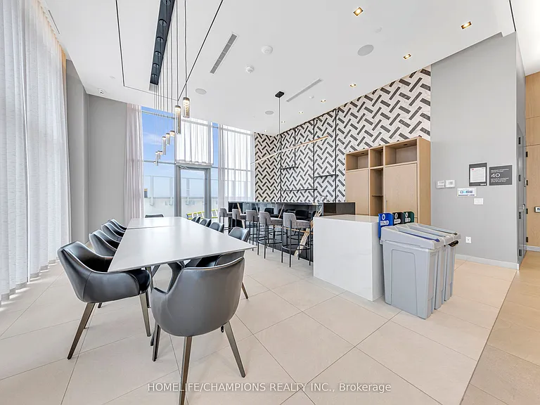 225 Village Green Sq #Penthouse 08 — Photo 35