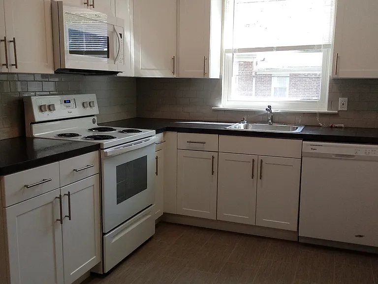 21-23 Morton Ave — Photo 7