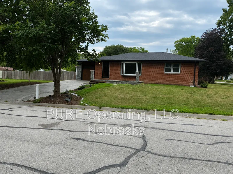 4 bed, 2.0 bath, 1410 sqft, $1,950 — Photo 2