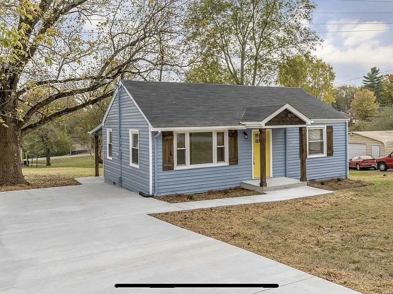 2929 Teakwood Dr — Photo 2