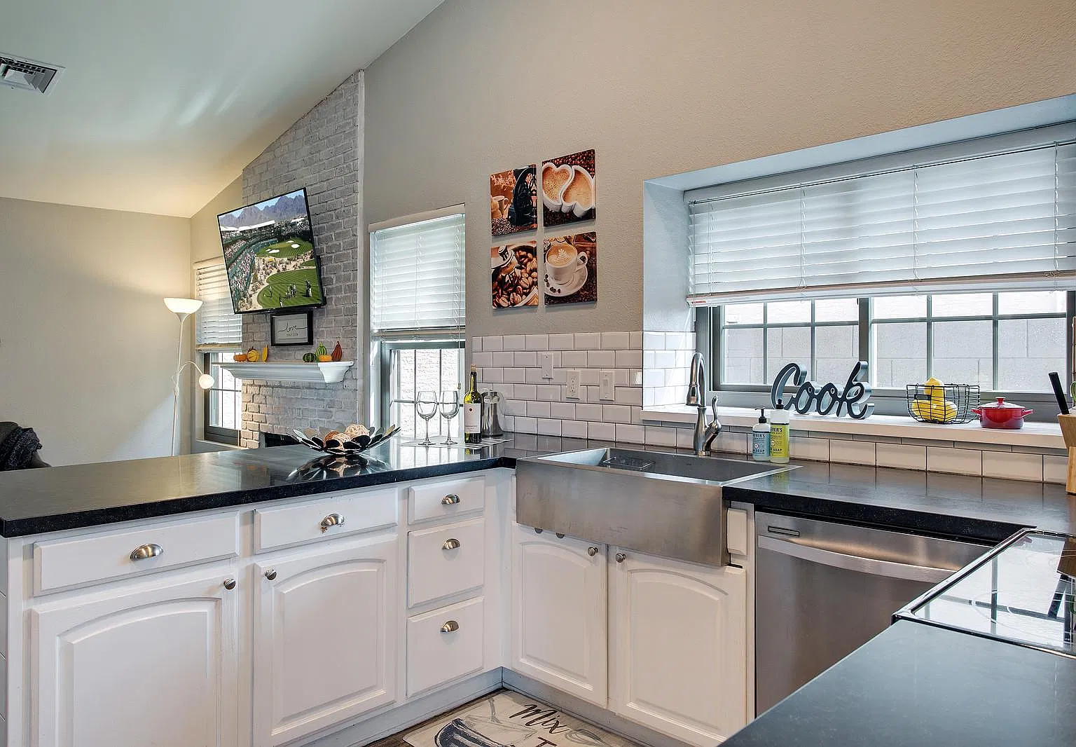 2733 E Rock Wren Rd — Photo 4