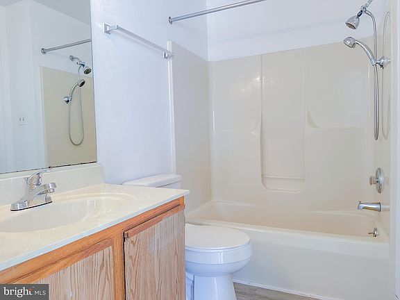 3rd image of 33 Auckland Dr