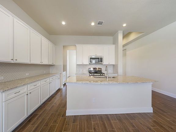 4th image of 6708 Leonardo Dr