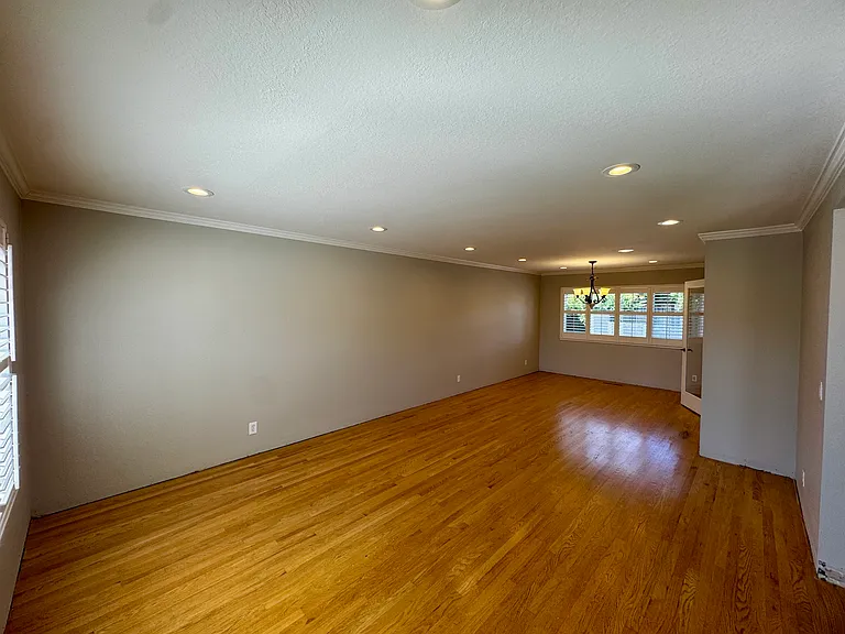 1318 Deb Ct — Photo 5