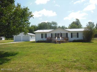 1014 Lamson St, Flora, IL 62839