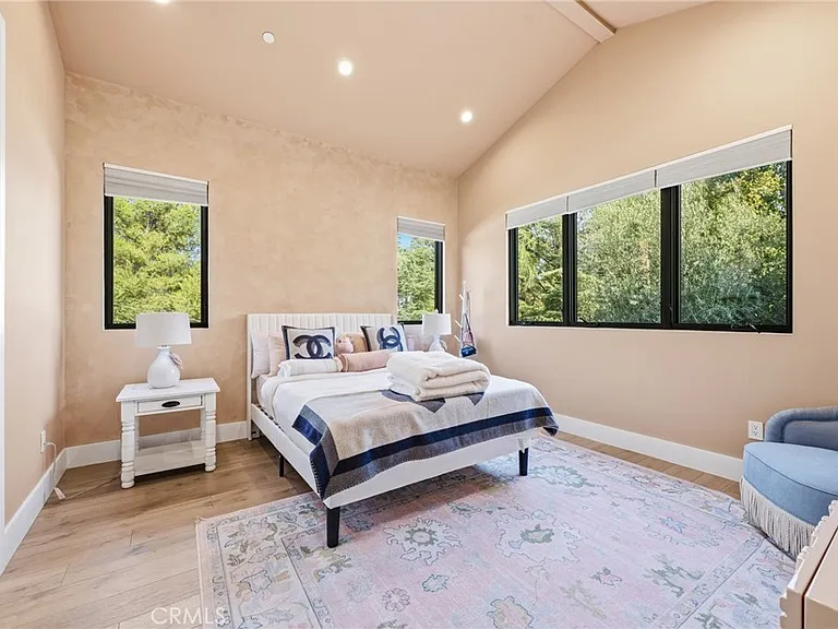 13135 Chandler Blvd — Photo 28