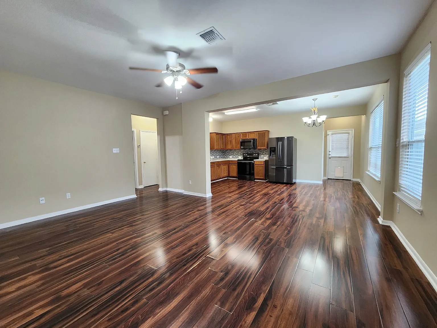 3 bed, 2.0 bath, 1409 sqft, $1,795 — Photo 3