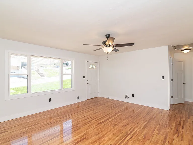 110 N Bluff St — Photo 3