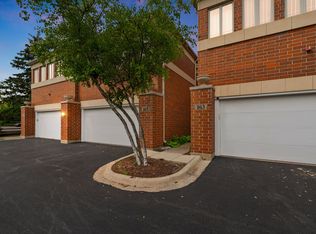 165 Finstad Dr, Libertyville, IL 60048