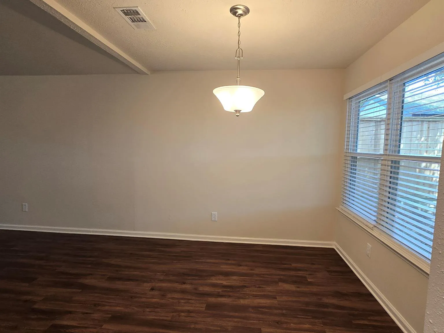 3 bed, 2.0 bath, 1402 sqft, $1,825 — Photo 3