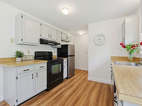 3rd image of 276 Central St Unit 276