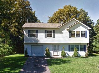 20 Clearview Dr, Mastic Beach, NY 11951