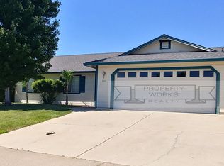 945 Montcrest Dr, Redding, CA 96003