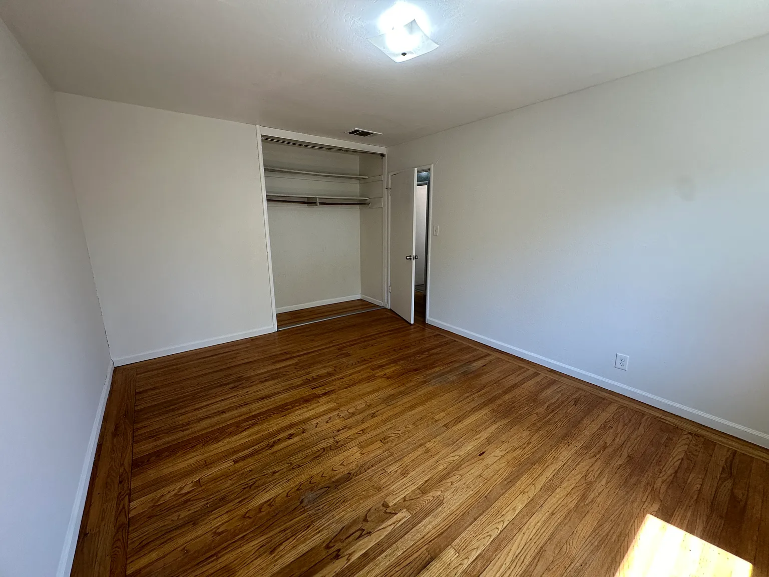 3 bed, 1176 sqft, $2,400 — Photo 4