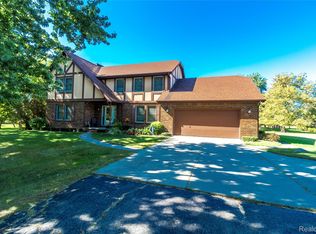 1511 Fish Lake Rd, Lapeer, MI 48446