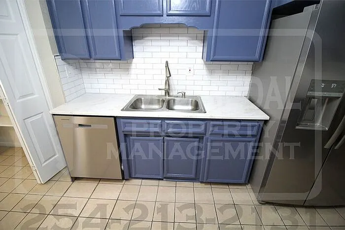 302 James Loop — Photo 6