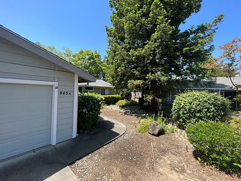 8654 Thelen Ct — Photo 2