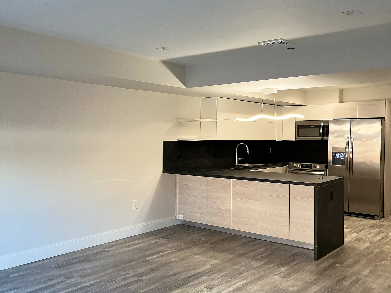 2 bed, 1.5 bath, 1300 sqft, $2,650 — Photo 2