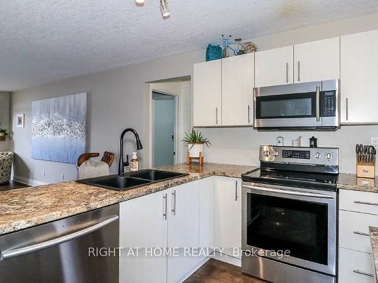 43 Olive Cres #201 — Photo 16