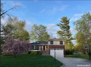 3 Wood Valley Ln, Port Washington, NY 11050