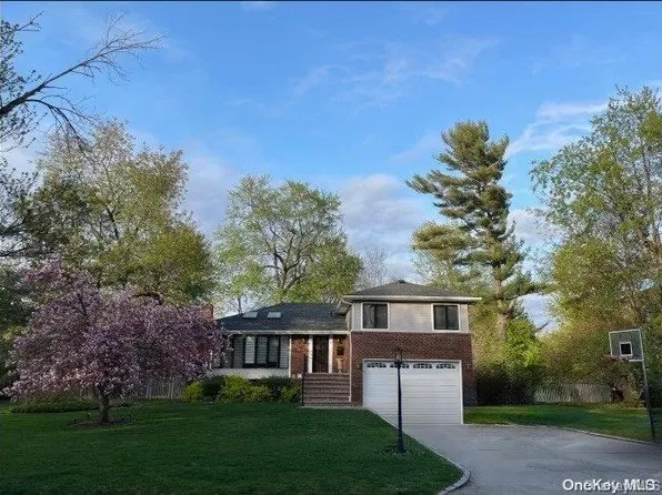 3 Wood Valley Lane, Port Washington, NY 11050