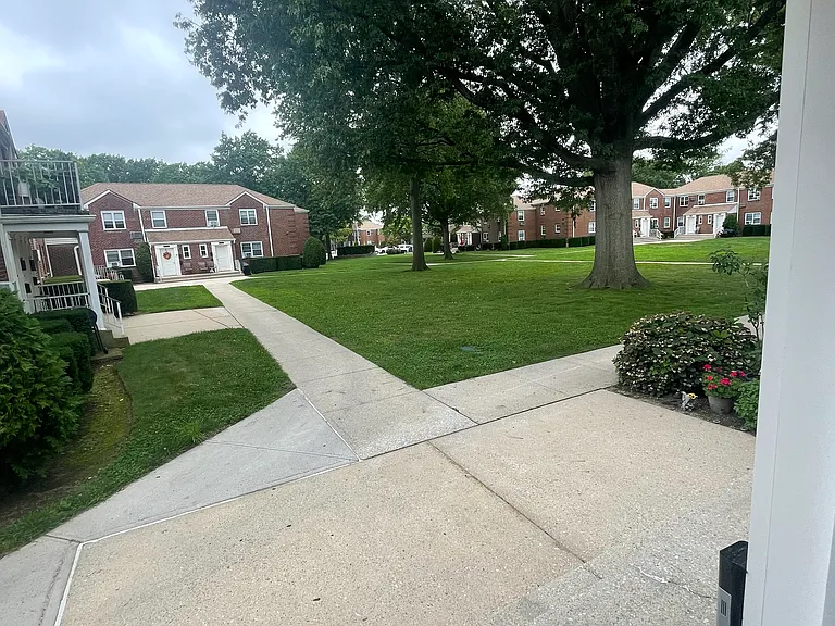 223rd Pl — Photo 7
