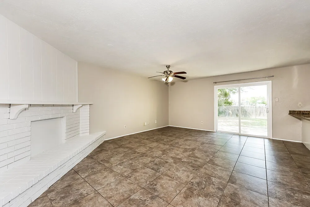 3 bed, 2.0 bath, 1483 sqft, $2,130 — Photo 3